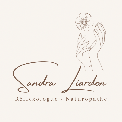 Logo de Sandra Liardon, réflexologue et naturopathe : deux mains délicates tenant une fleur